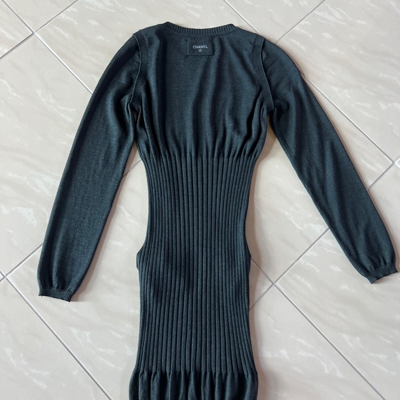 2851 Chanel ribbed knit mini dress in charcoal gray Size 40 (US 4) - Picture 4 of 8